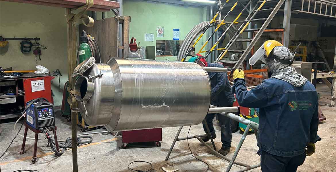 Diseño, fabricación de maquinaria, reparación de tanques, marmitas, tolvas, chimeneas. Estructuras metálicas. Acero inoxidable, acero carbón, Aluminio.