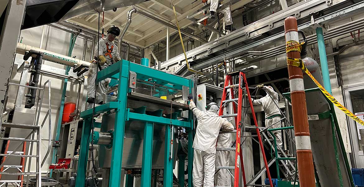 Montaje de equipos, reubicación de tanques, desmontaje, reubicación de equipos, montaje de maquinaria.