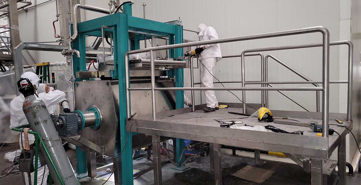 Montaje de equipos, reubicación de tanques, desmontaje, reubicación de equipos, montaje de maquinaria.