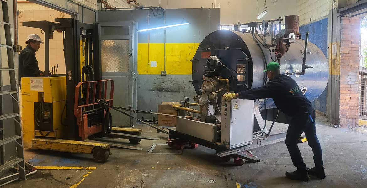 Montaje de equipos, reubicación de tanques, desmontaje, reubicación de equipos, montaje de maquinaria.