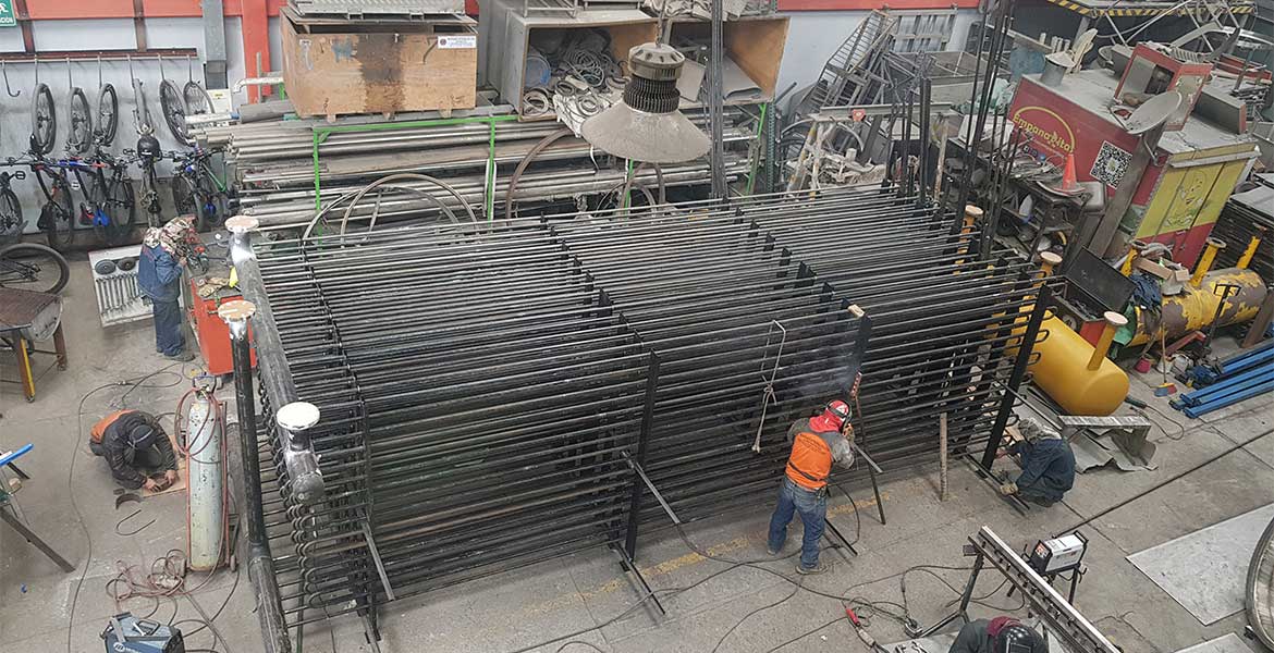 Instalación de tuberías para servicios industriales; vapor, agua, alimentos, amoniaco, químicos. En acero inoxidable; sanitaria, sch 10,40,80, acero carbón, polipropileno.